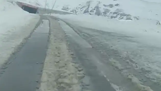 Karabet Geçidi'nde kar yağışı