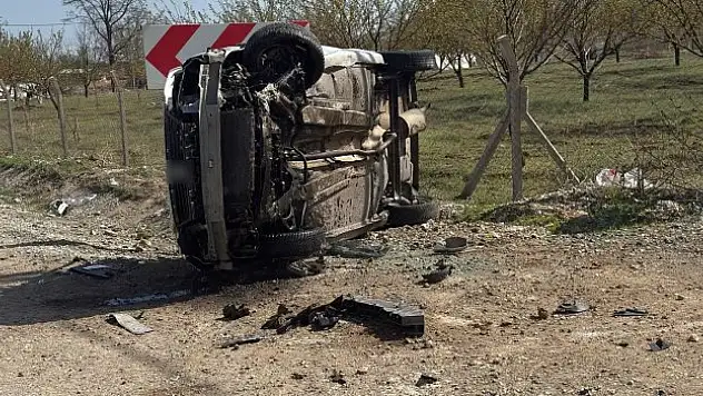 Toprak yığınına çarpan otomobil, savrularak takla attı.