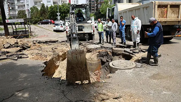 Adana'da sağanak sonrası yol çöktü