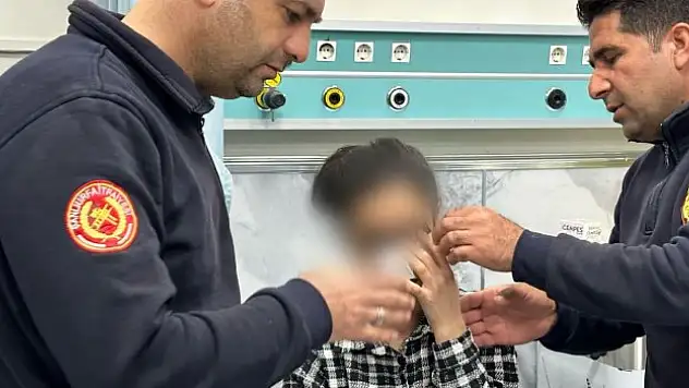 Göz kapağını fermuarın arasına sıkıştırdı