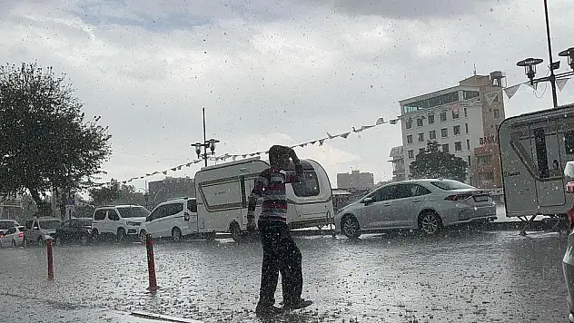 Dolu ve sağanak yağış, yaşamı olumsuz etkiledi
