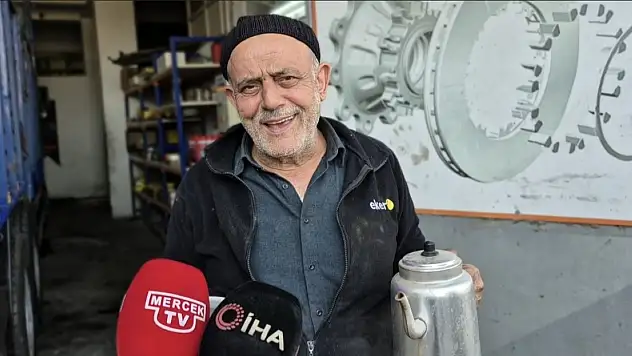 Depreme çay doldururken yakalandı