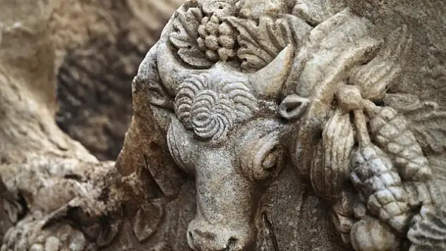 2 bin yıl öncesine ait girlandlı lahit bulundu