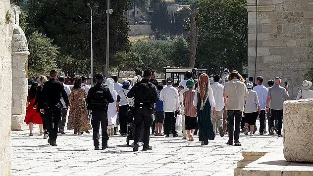 Mescid-i Aksa'ya baskın düzenledi