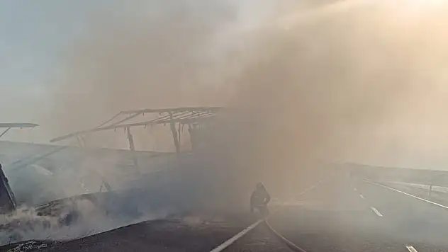 Şırnak'ta seyir halindeki tır alevler