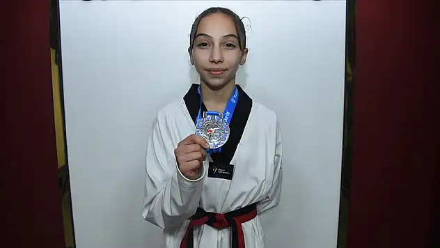 Milli tekvandocu Nisa, dünya şampiyonluğu için ter döküyor