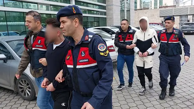 El valizi, çanta ve poşetler içine saklanmış