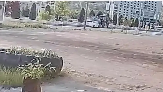 Otomobil su tankerinin altına girdi