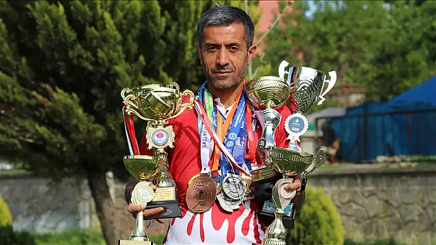 25 yıllık kariyerine 49 madalya sığdırdı