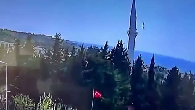 Depremin ardından caminin aleminin düştüğü anlar kameralarda