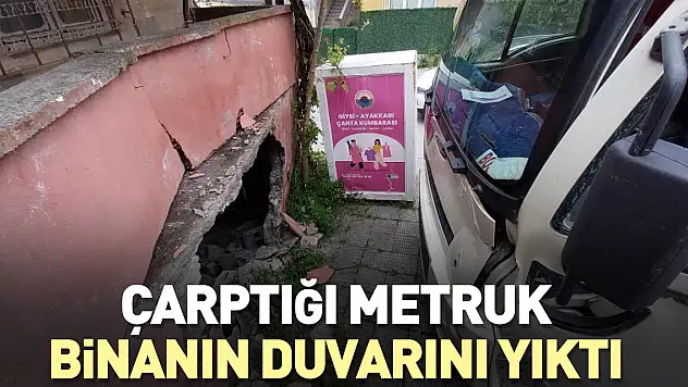 Çarptığı metruk binanın duvarını yıktı