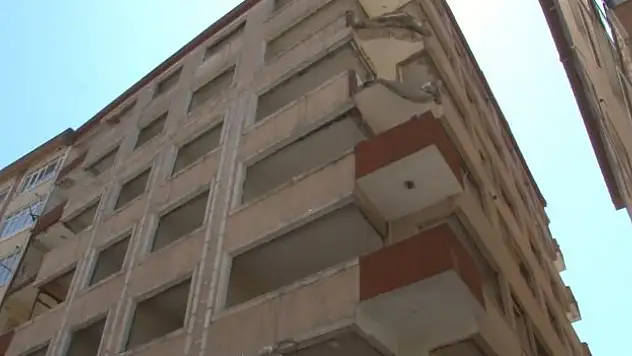 2 balkon deprem esnasında çöktü