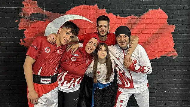 Kick boksçu anne baba 3 çocuğuyla beraber ringlerin tozunu attırıyor