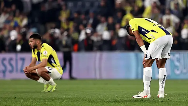 Fenerbahçe, Kadıköy'de kaybettiği puanlarla şampiyonluktan uzaklaştı