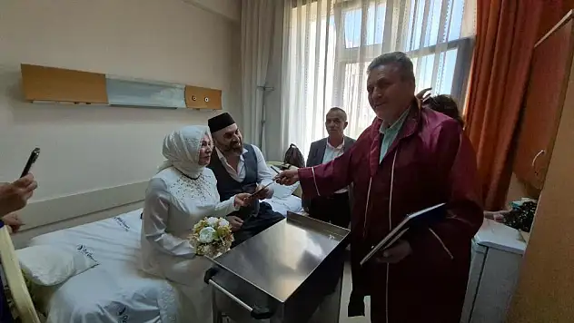 Hastane odasında nikah kıydılar