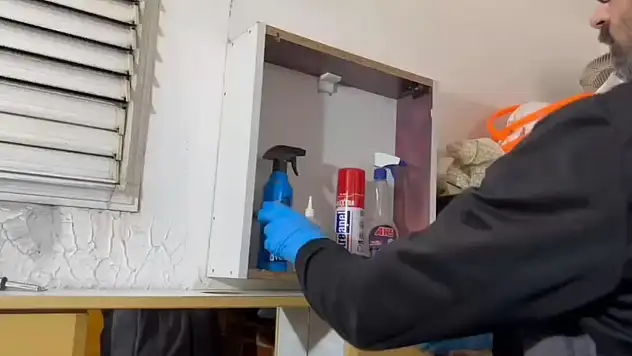 İşyerindeki gizli bölmeden kaçak tütün mazemeleri cıktı