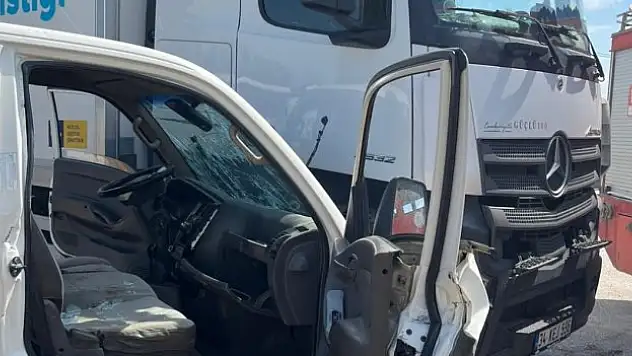 Antalya'da kamyon ve ticari araç çarpıştı