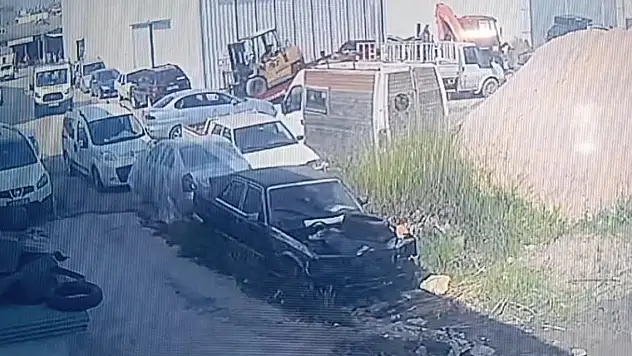 Forklift park halindeki otomobile çarptı