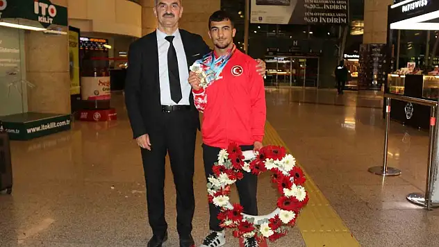 Ramazan Efe Yılmaz, çiçeklerle karşılandı