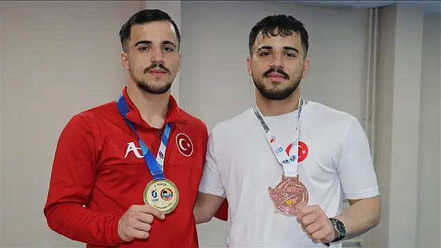 Karateci ikizler, başarı için birlikte form tutuyor