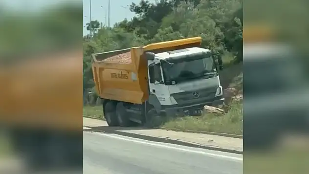 Kontrolden çıkan kamyon karşı yöne daldı