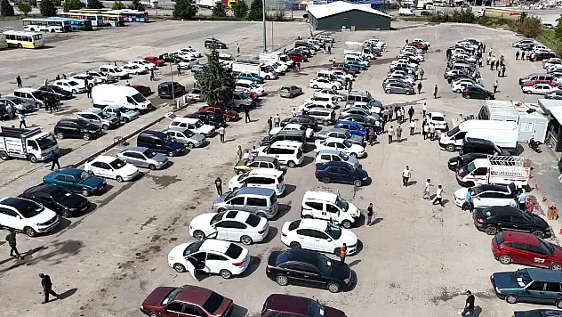 Oto Pazarı'nda satıcı da alıcı da beklemede
