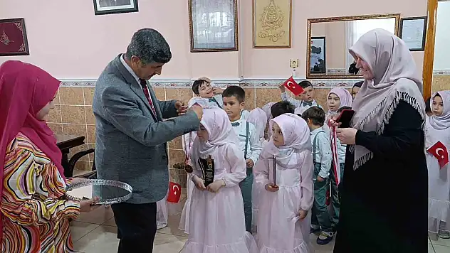 Kur'an ile tanışan minikler için program düzenlendi