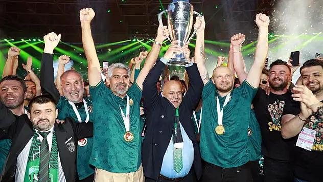 Kocaelispor, 38 maçın 21'ini kazanarak şampiyon oldu