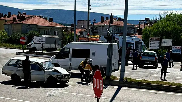 iki aracın çarpışması sonucu 5 kişi yaralandı