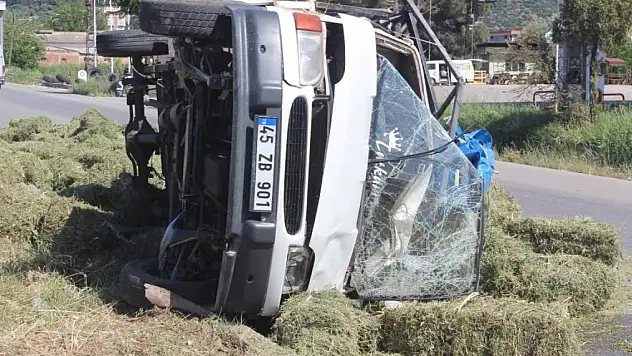 Saman yüklü kamyonetin saman balyaları yola saçıldı
