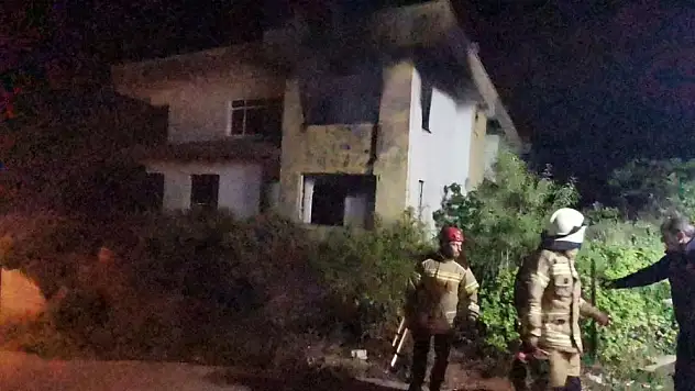 Alevler, binayı tamamen kullanılmaz hale getirdi