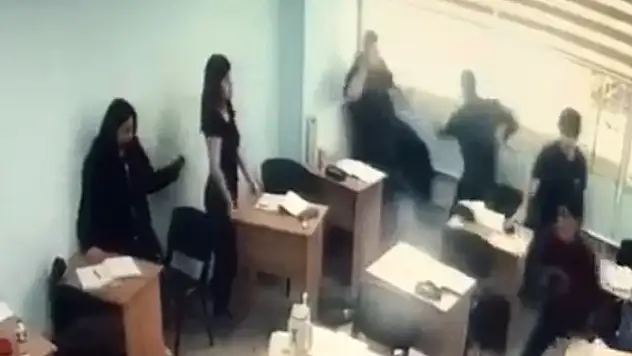 Sınıfa girip öğrenciye saldırdı