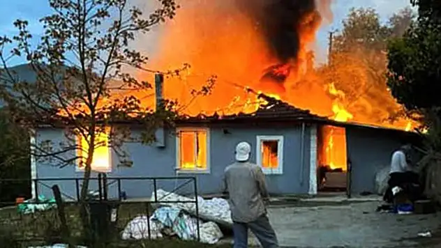 Tek katlı ev alev topuna döndü