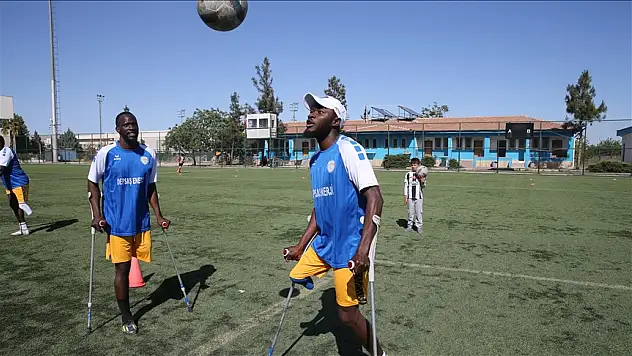Bir ayağını kaybetti ama futbol sevgisi bitmedi
