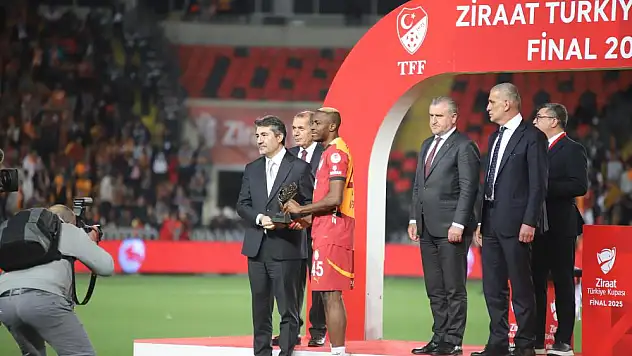 Finalin oyuncusu Victor Osimhen seçildi