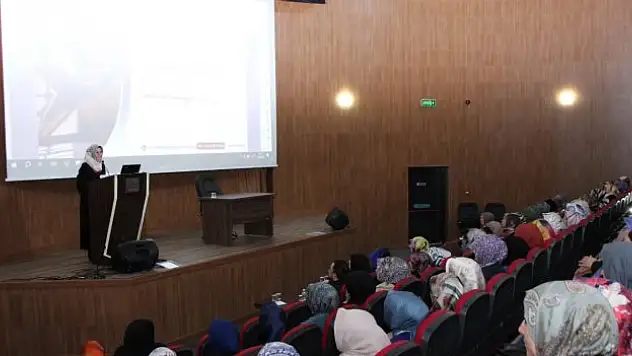 Amasya'da 'Fıtratın Korunmasında Ailenin Rolü' konulu konferans