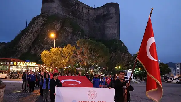 Gençler meşalelerle yürüdü