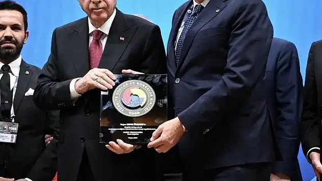 Hizmet Şeref Belgesi'ni Cumhurbaşkanı Erdoğan'ın elinden aldı