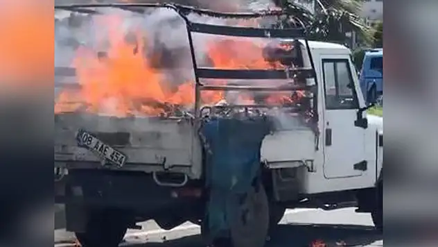 Kamyonun kasasındaki kartonlar alev aldı