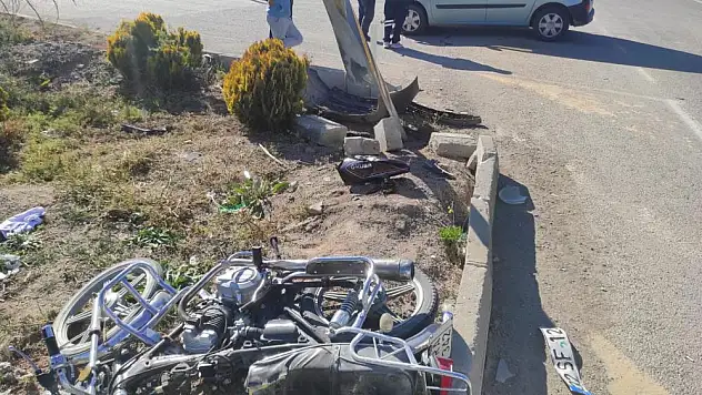 Kamyonet ile motosikletin çarpıştı 2 yaralı