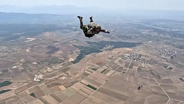 Türk askeri zorlu paraşüt eğitimi alıyor