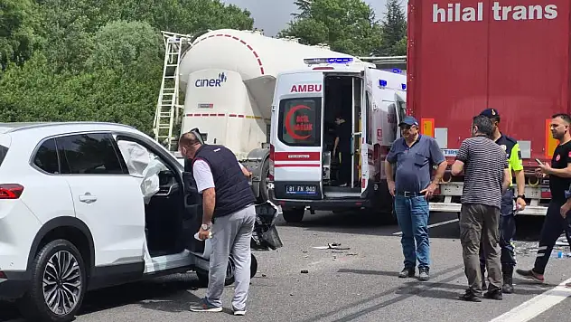 Otoyolda 3 araç çarpıştı yaralılar var