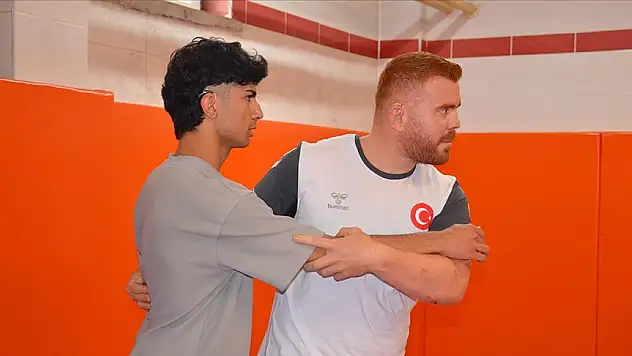 İşitme engelli milli judocu öğretmen, öğrencilerine 'yol gösteriyor'