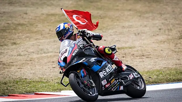 Milli motosikletçi Toprak Razgatlıoğlu,birinci oldu