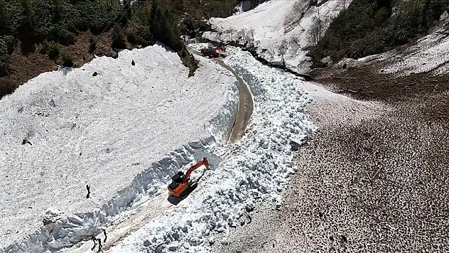 Rize'de karla mücadele sürüyor