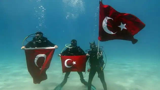 19 Mayıs'ı deniz altında kutladılar