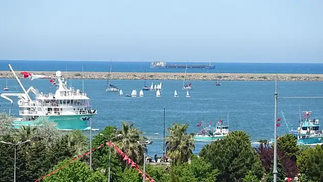 Balıkçı Tekneleri ve TCG Anadolu ile Kortejden Kareler