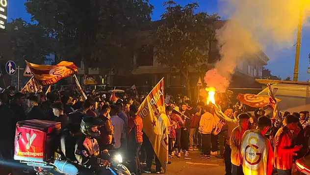 Galatasaray taraftarları Florya'da şampiyonluğu kutluyor