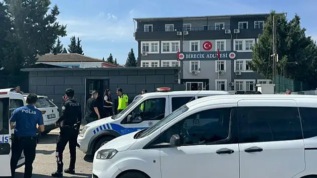 Adliye önünde kavga