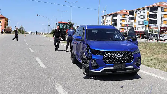 Traktörle otomobil çarpıştı